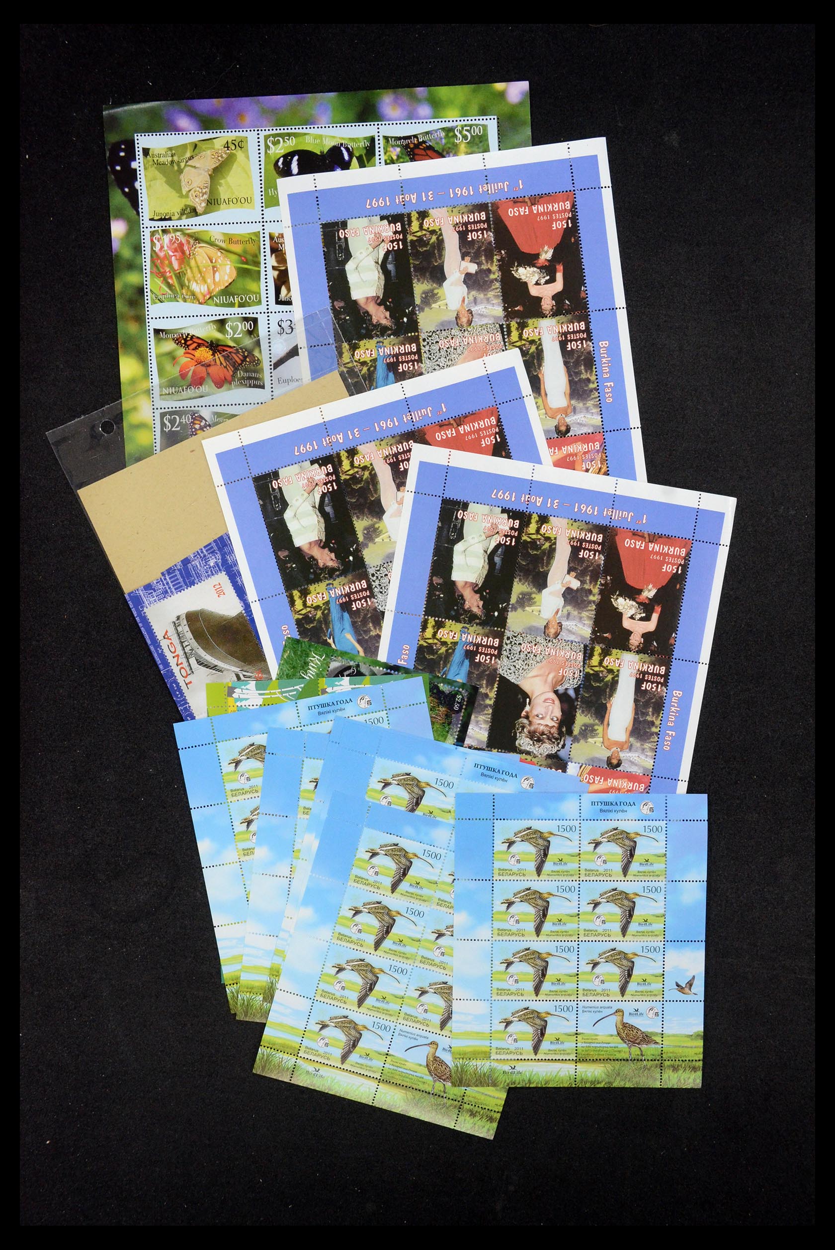 35682 001 35682 World souvenir sheets until 2011! - Image 1
